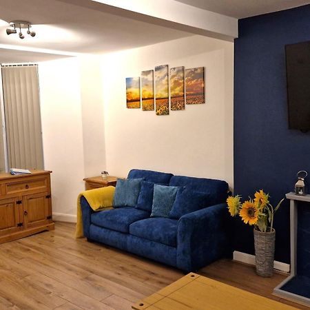 Newly-Renovated, Mid-Terrace Cottage In 포스마독 외부 사진