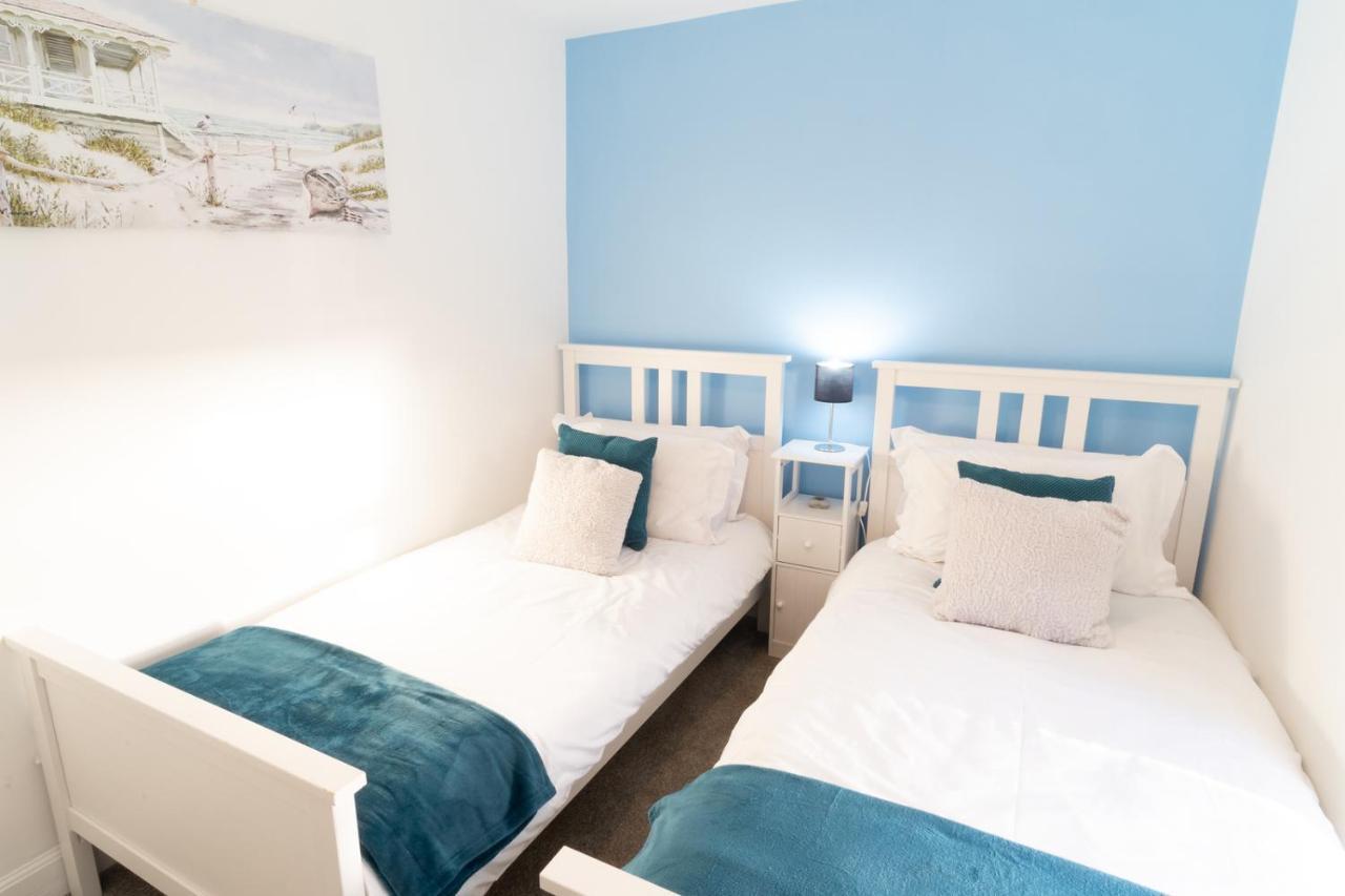 Newly-Renovated, Mid-Terrace Cottage In 포스마독 외부 사진