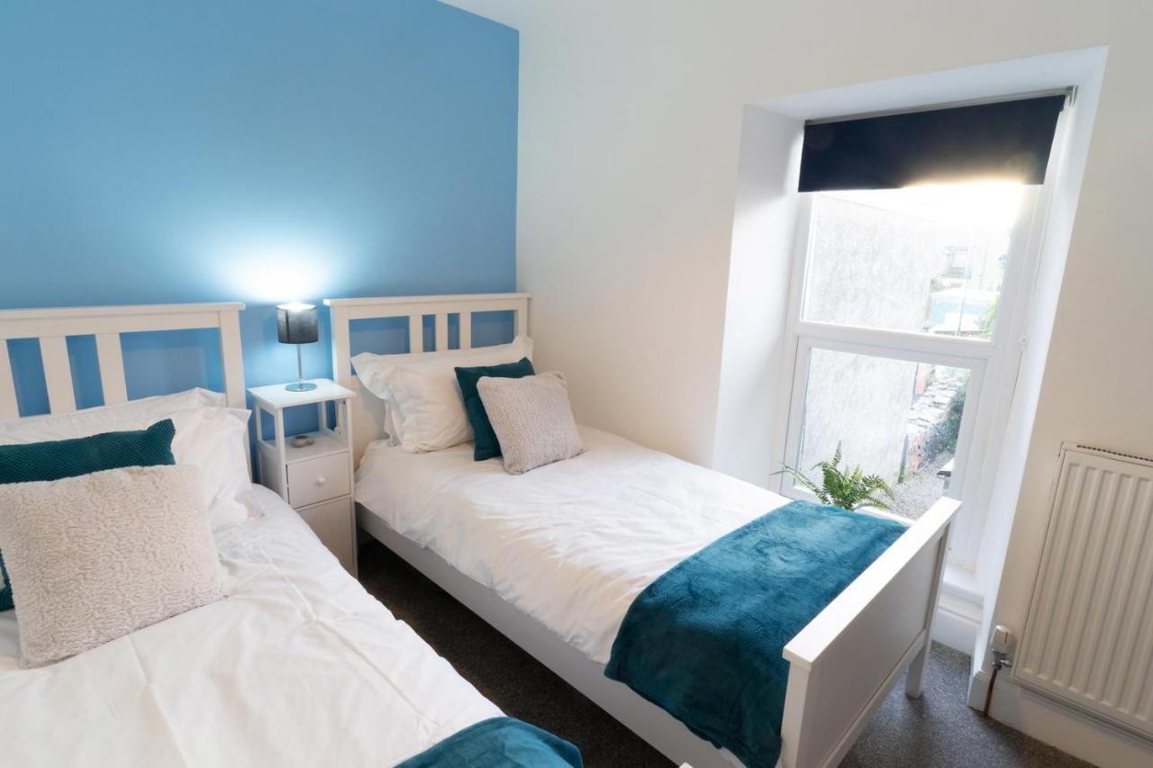 Newly-Renovated, Mid-Terrace Cottage In 포스마독 외부 사진