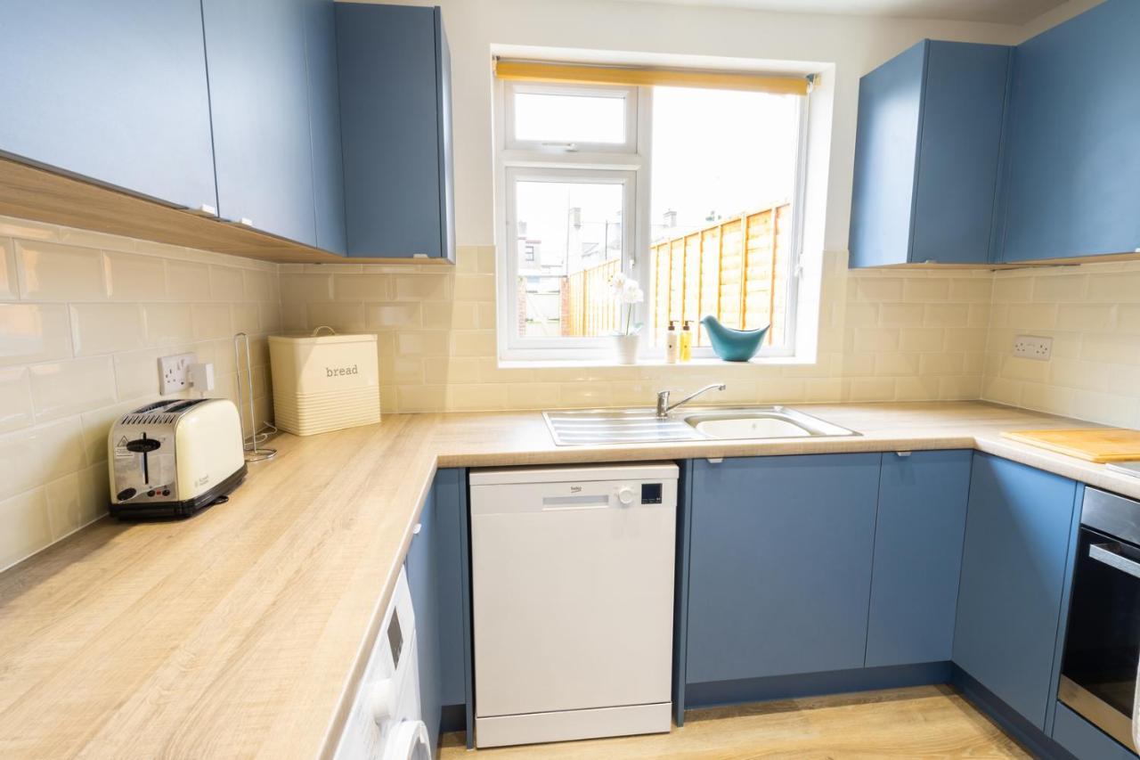 Newly-Renovated, Mid-Terrace Cottage In 포스마독 외부 사진