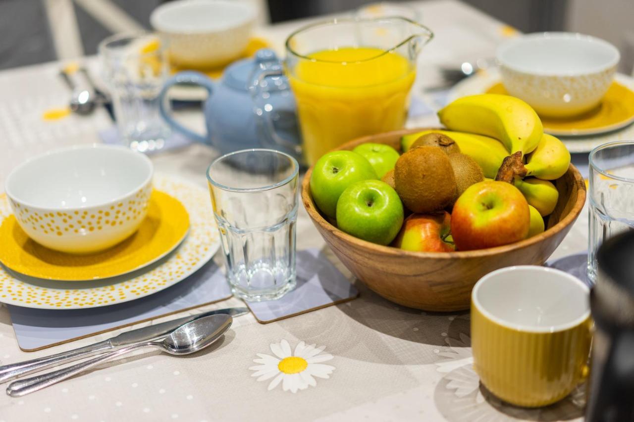 Newly-Renovated, Mid-Terrace Cottage In 포스마독 외부 사진
